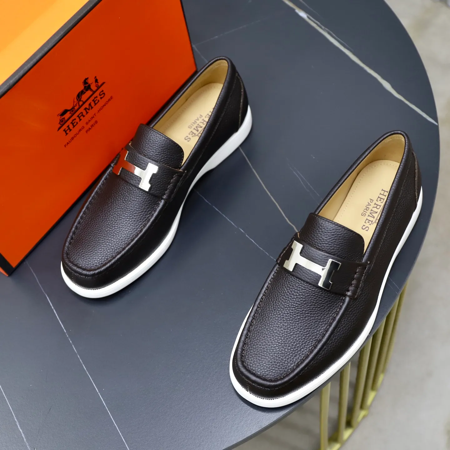 Ex-factory price: 560💰Hermès/Hermès slip-on men's shoes. This shoe is made of imported pebbled cowhide. It has simple and smooth lines and is combined with aerodynamically designed 3CM rubber foam ultra-light soles! Youthful and fashionable, classic H-shaped hardware buckle decoration, calf lining gently wraps the feet, with logo cowhide feet, casual and urban style, highlighting youthful vitality, sports and leisure version, super versatile, code number: 38-39-40-41-42-43-44 standard leather shoe size (45 can be customized but does not support returns)